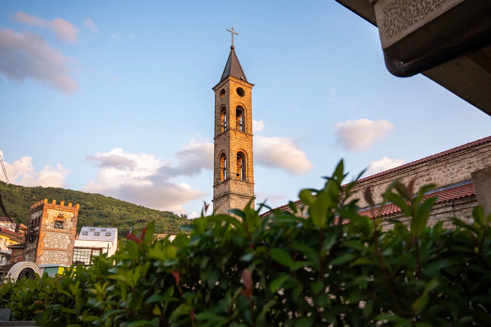Kulla e një kishe historike në Prizren në dritën e mbrëmjes