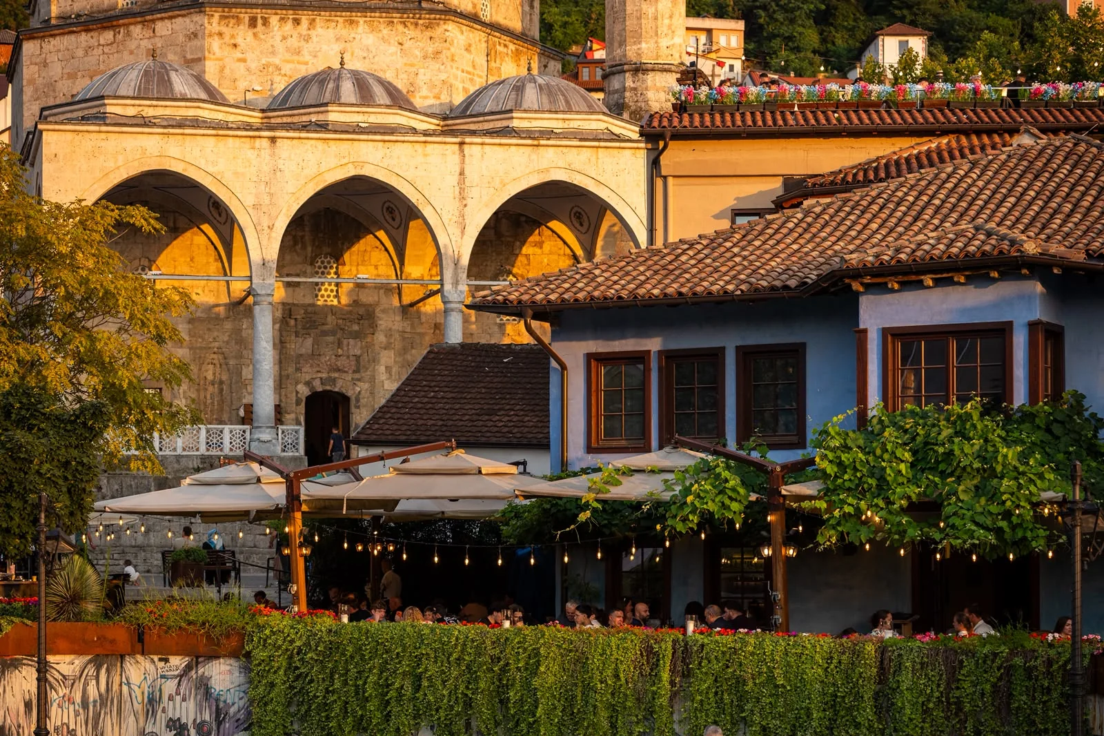 Restorant pranë arkitekturës historike të Prizrenit