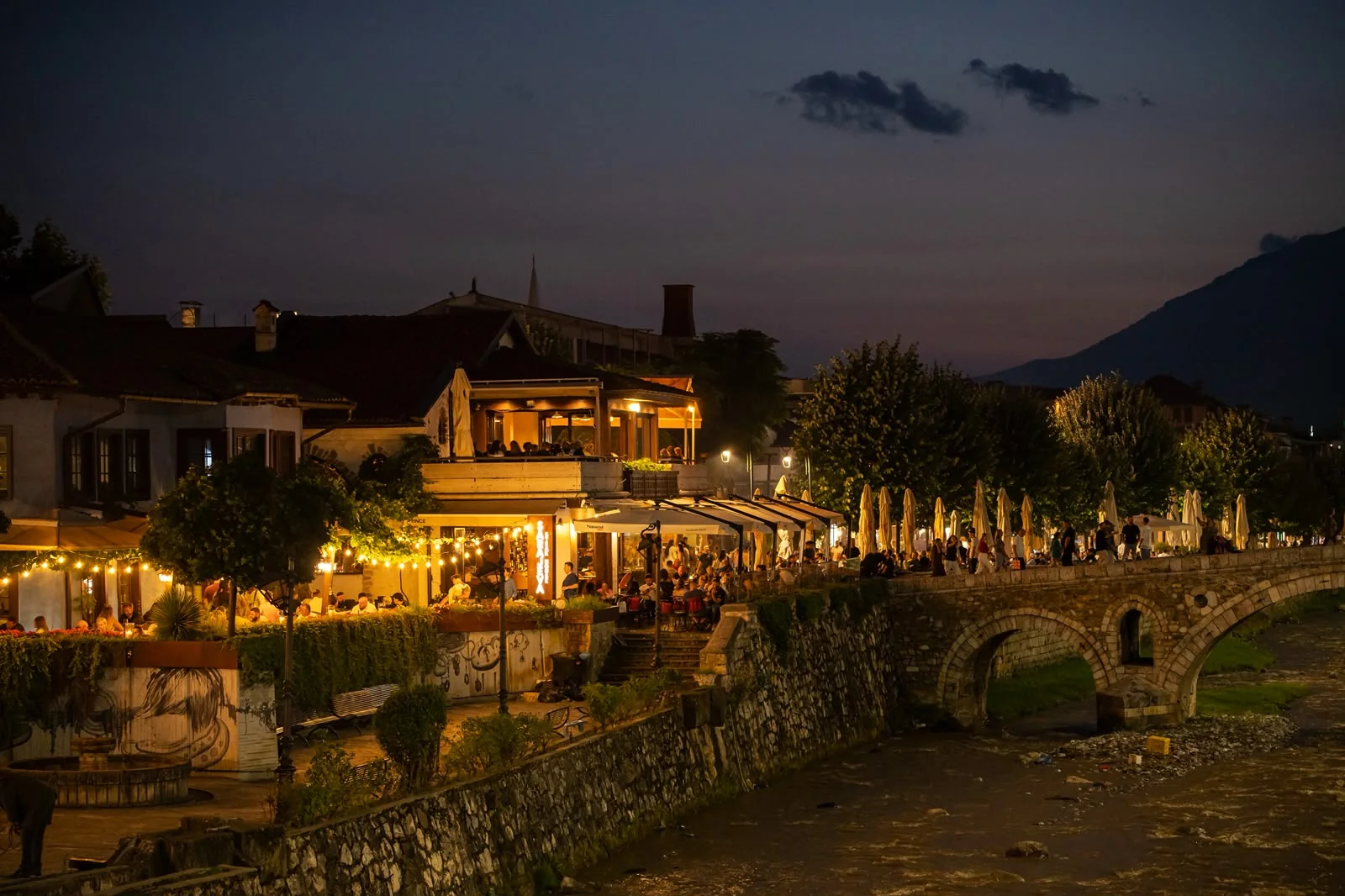 Ura e Gurit dhe gastronomia e Prizrenit në mbrëmje